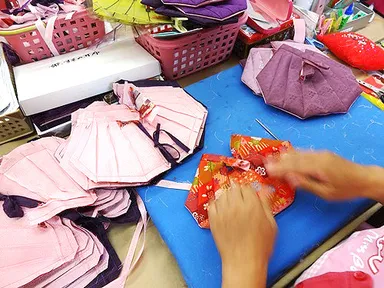 十二単の衣裳を1枚1枚合わせていく