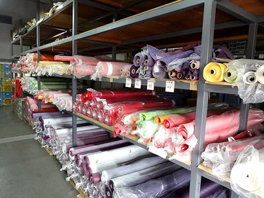 数多くの衣裳用の生地