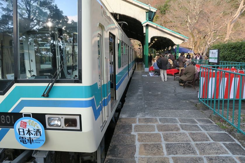 ～ 蔵元こだわりの銘酒で舌鼓 ～
「えいでん日本酒電車（神蔵号・英勲号）」が走ります！
京都タワーホテルオリジナル「松花堂弁当」つき