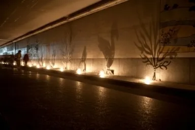 トンネルの中を影絵で遊ぶ