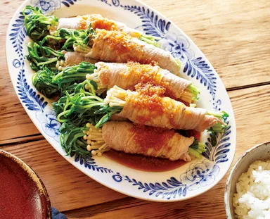 (1)〈たんぱく質〉〈油〉〈食物繊維〉の入ったコントロールおかずを最初に食べて、血糖値上昇を抑えます:えのきと豆苗の肉巻きピリ辛黒酢ソース