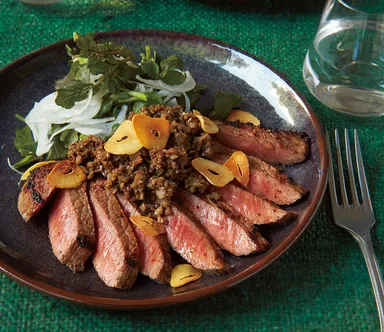 (2)脂肪を燃やす〈L-カルニチン〉が豊富な赤身肉はダイエットの味方。堅さとパサつきは合わせる食材でカバー:牛赤身肉のステーキ まいたけソース