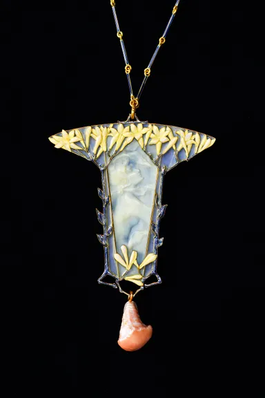 ペンダント／ブローチ《女性像とチュベローズの花》1899-1900年頃　金、エナメル、省胎七宝、象牙、バロック真珠