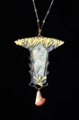ペンダント／ブローチ《女性像とチュベローズの花》1899-1900年頃　金、エナメル、省胎七宝、象牙、バロック真珠