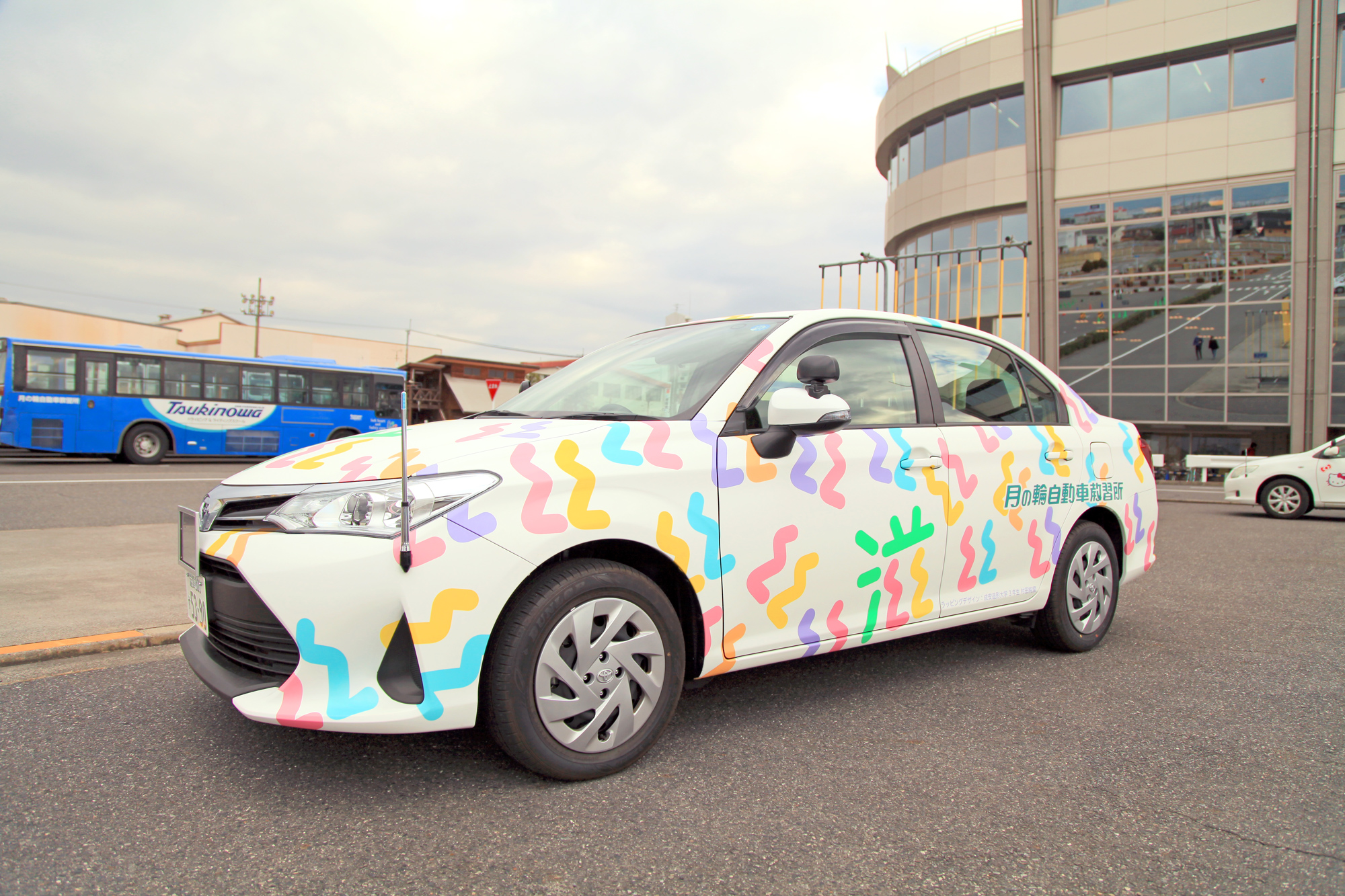 自動車教習所 芸大生が 滋賀 ゲジナン をアート化 最優秀デザインを教習車にラッピング 株式会社瀬田月輪自動車教習所のプレスリリース