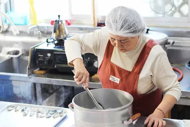 地元のおばあちゃんが加工