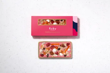 まるでピンクの宝石箱！「ルビー・タブレットチョコレート」1,200円(税別)