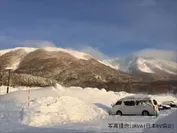 スキーを楽しみ、キャンピングカーで暖をとるユーザー