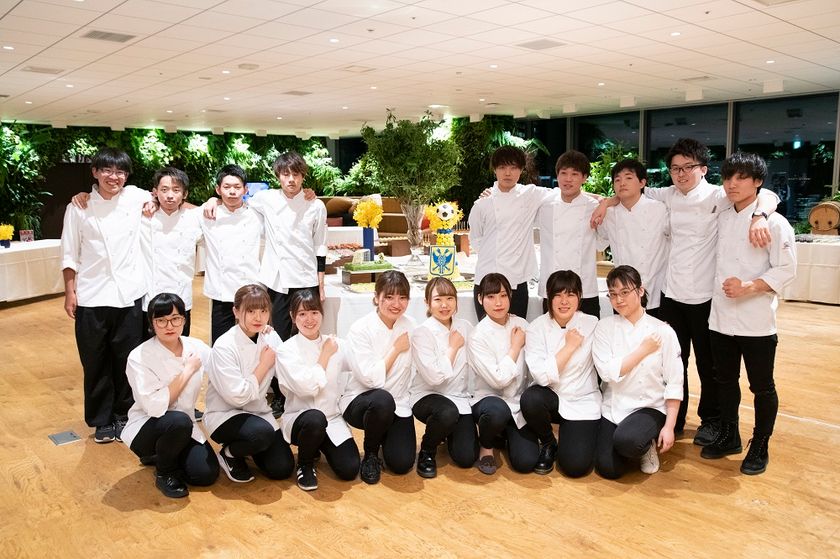 ベルギーサッカークラブ「シントトロイデン」のスポンサーパーティーにて
鎧塚俊彦シェフ監修コースの学生がオリジナルケーキを制作