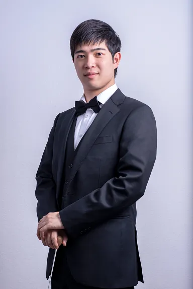 指揮者：石原 悠企(写真)