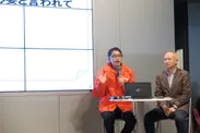 (左)ステージで地震保険の必要性を紹介する当支部小島職員 (右)財務省北海道財務局の鈴木氏