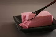 ビーツを使ったピンクの豆腐