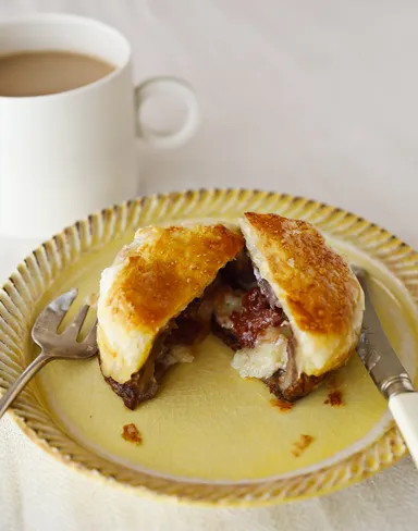 サクサクとろ～り生チョコパイ　ブラックチョコレートをホワイトチョコレート＆いちごジャムに変えるアレンジ