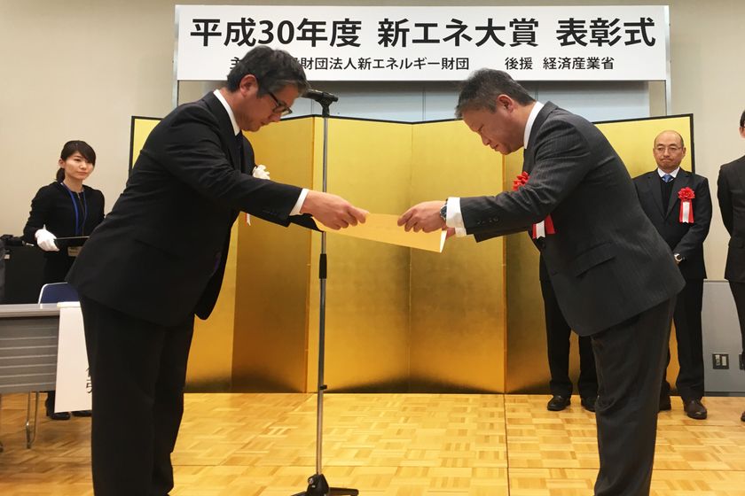 業界最高の発電効率52%※1を達成
業務用3kW SOFC燃料電池システムが
新エネ大賞「経済産業大臣賞」を受賞