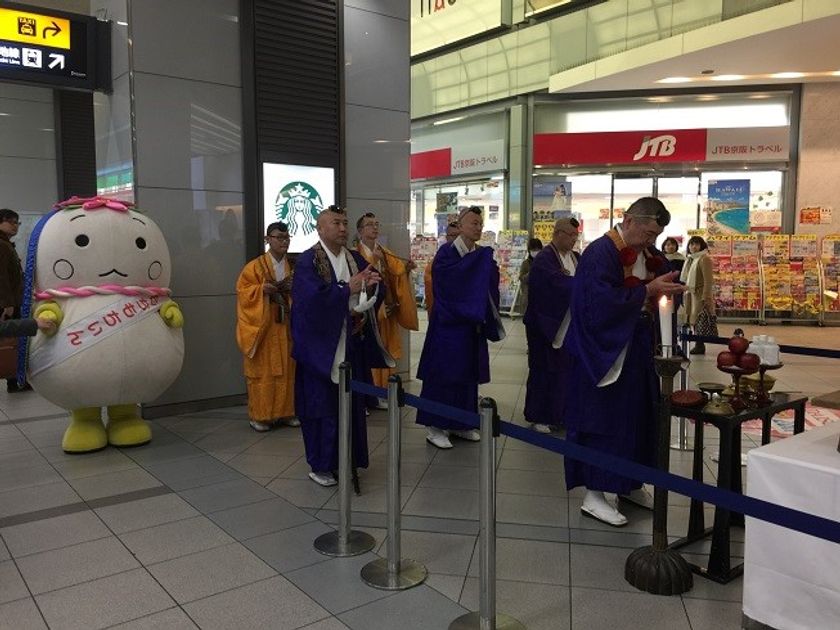 京都・醍醐寺 五大力尊仁王会をＰＲ
2月8日(金)から京阪電車京橋駅に
「餅上げ力奉納」用と同サイズの大鏡餅が登場します
