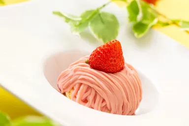 ウェルカムスイーツ「あまおう苺のモンブラン」