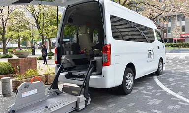 リフト付福祉車両を使用