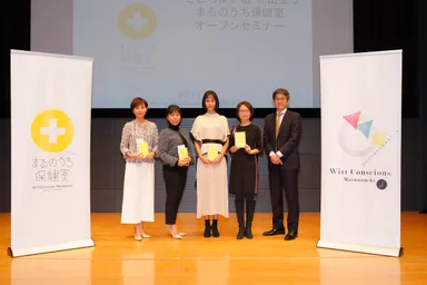 フォトセッションの様子 左から）井上さん、細川さん、大屋さん、宋さん、木村さん