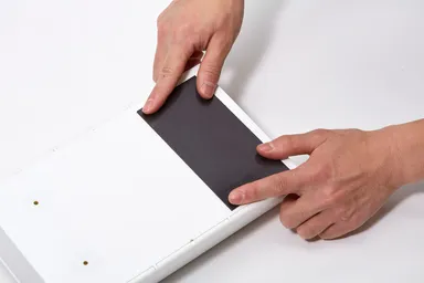 別売りの専用マグネットで冷蔵庫などの鉄の壁に貼り付けることが可能。