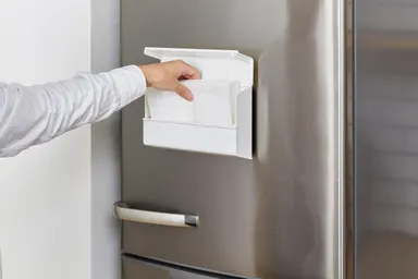 上のフタを開けてペーパーを簡便補充。