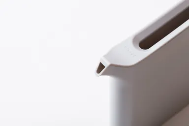 注ぎ口は水切れを実現し、天面の返しはたれこぼれを防ぐ。