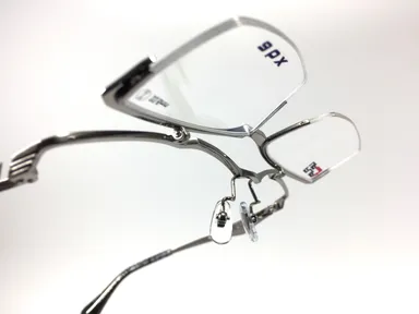 本モデルの最大の特徴である「跳ね上げ機能」。用途に合わせてレンズを上下することで掛け外しの煩わしさから開放。