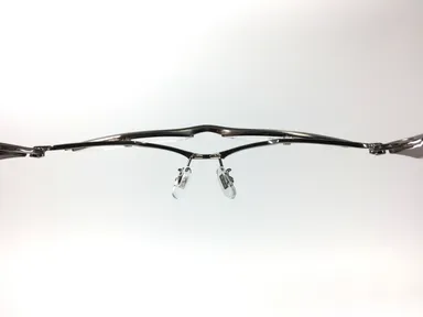 デザインを維持しながら、跳ね上げ時に視界を邪魔しない位置取りを研究。