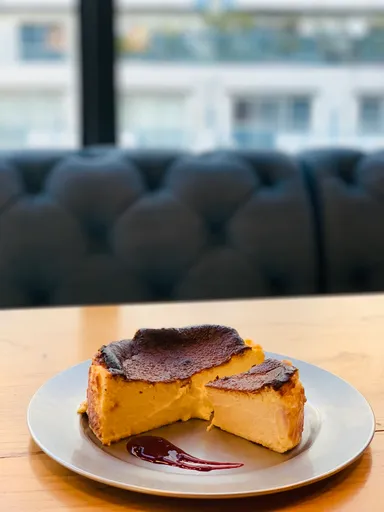 渋谷CHEESE & MEAT BANK「バスクチーズケーキ」