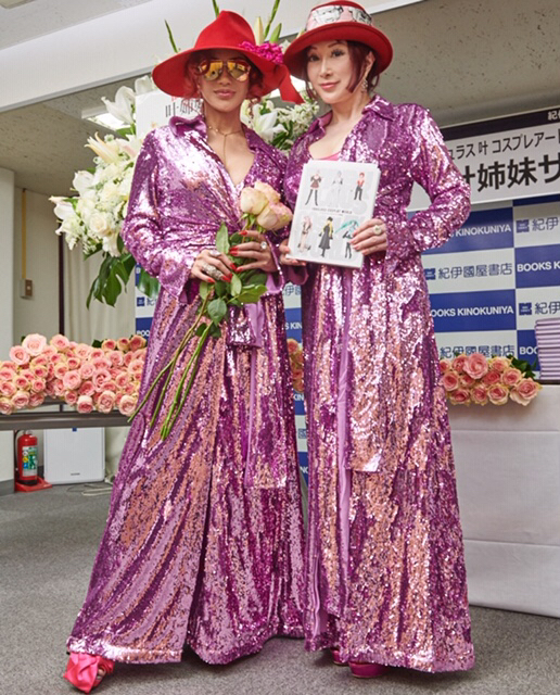 叶姉妹、写真集の重版記念イベントを新宿紀伊國屋書店にて開催し、参加 
