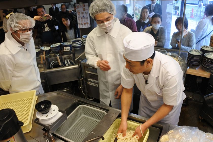 丸亀製麺の美味しさの秘密が、今明らかに！
『大人のための社会科見学会』
見学家・小島健一さんと21名が参加