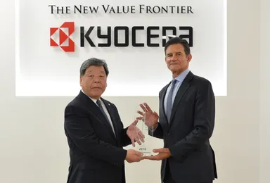 トロフィー贈呈の様子