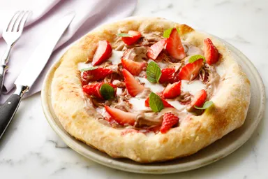 「あまおうとジャンドゥーヤチョコレートのデザートピッツァ」2,200円