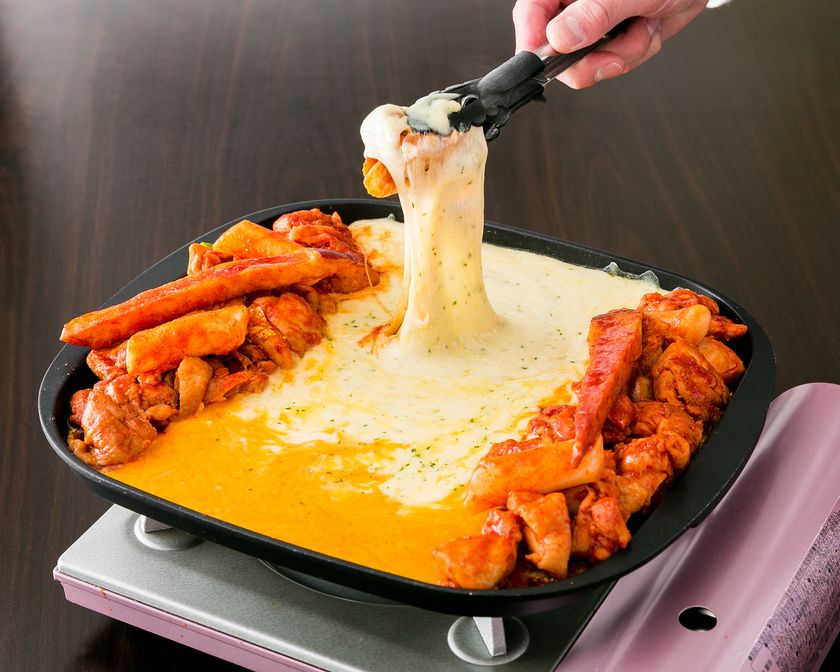 市場タッカルビなんば道頓堀店が2月22日(金)にオープン！

東京・新大久保で大人気のチーズタッカルビ発祥の店
『市場タッカルビ』が大阪初進出!!

