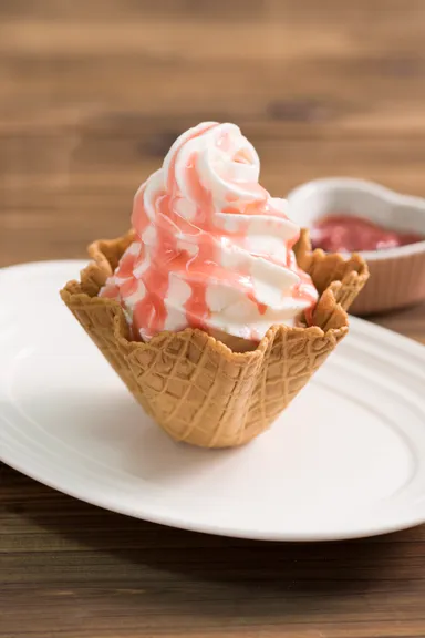 熊本阿蘇 阿部牧場ソフトクリーム(いちごソースかけ)