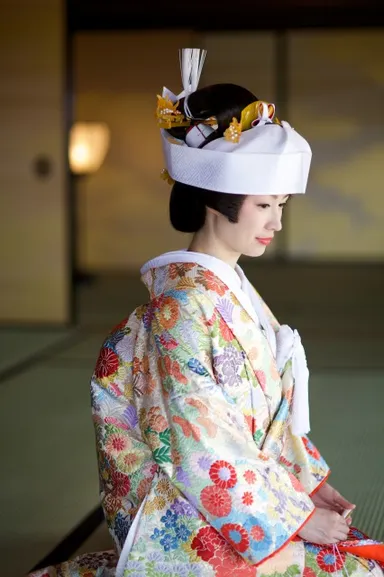 伝統的なかつらかんざしに角隠しで