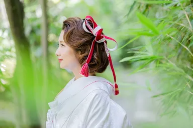 最先端のヘアメイクや小物アレンジも人気