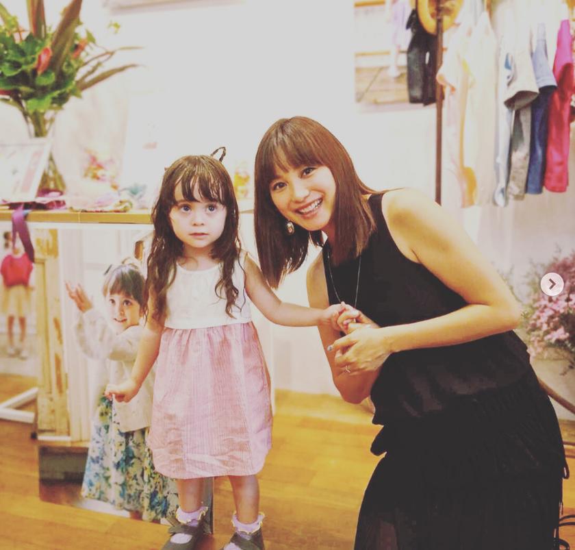 モデル蛯原友里の双子の妹 蛯原英里 がディレクター兼 代表取締役を務めるベビー服の新ブランド Ecragee Baby S Island が初のリアル店舗進出 2月日から伊勢丹新宿店 銀座三越にて初のpop Upストアを開催 ベビーズアイランド株式会社のプレスリリース