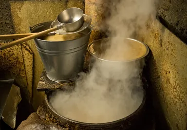 専用の羽釜を使用し、髄や骨も溶けるまで煮出す