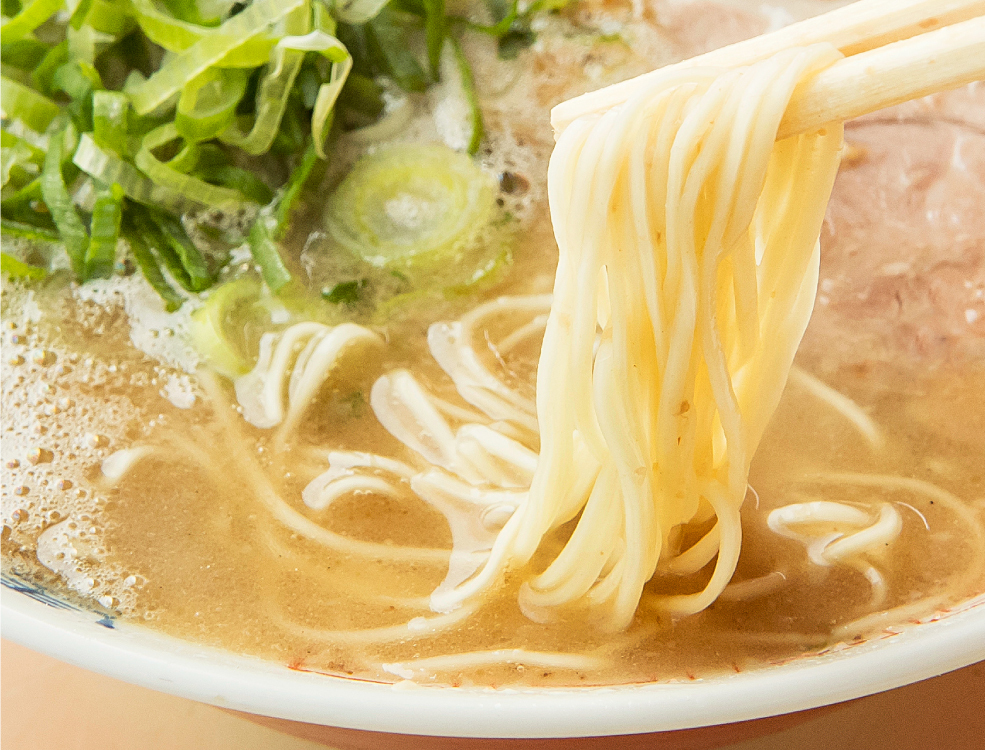 平打ち極細麺に超濃厚スープが良く絡む