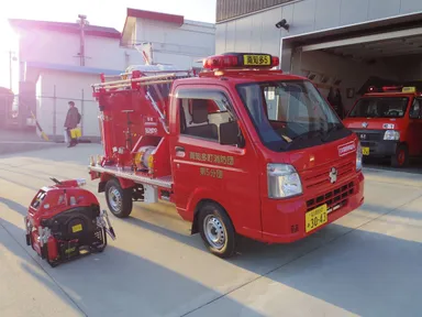 寄贈した小型動力ポンプ付軽消防自動車