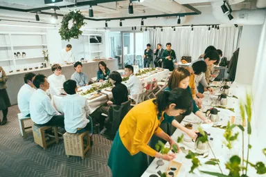 知覧茶の試飲と生産者との交流を愉しむ日本茶カフェオーナーの様子