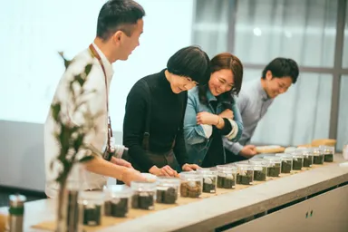 16種の知覧茶から、日本茶カフェオーナーが好みの茶種・品種を選ぶ。