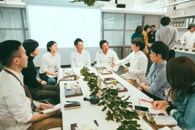 生産者と日本茶カフェオーナーとの交流の様子。