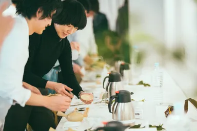 16種の知覧茶から、日本茶カフェオーナーが好みの茶種・品種を選び、試飲。2