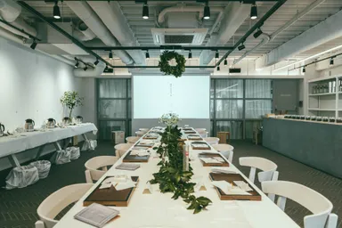 会場の装飾は全部ハンドメイド。産地の茶葉をつかう。