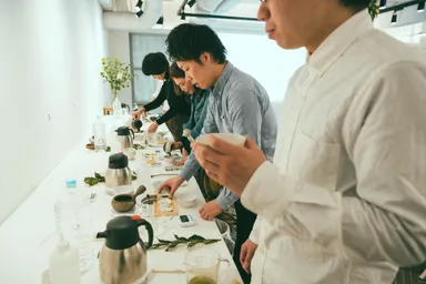 日本茶カフェオーナーが知覧茶の試飲をしている様子。