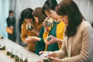 日本茶カフェオーナーが16種のあらゆる知覧茶を選ぶ。