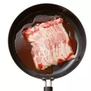 豚肉のジャンボBBQ照り焼き:薄切り肉をパックごと裏返して入れるダイナミックな一品