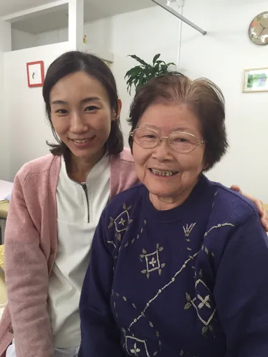 施術者・石川 ひろみ、患者さんと共に