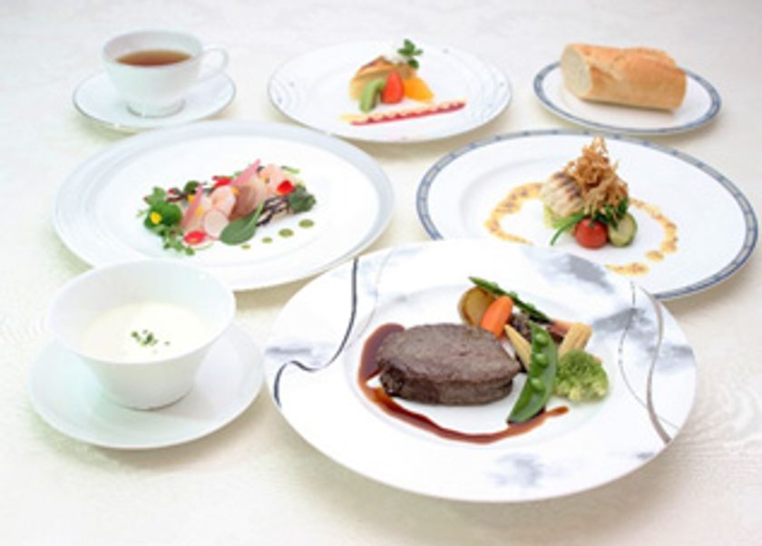 ボリューム満点コース料理を楽しむ
フレンチレストラン 春の新メニュー販売
2019年3月1日（金）より  呉阪急ホテル「ベッセ・ボワール」にて